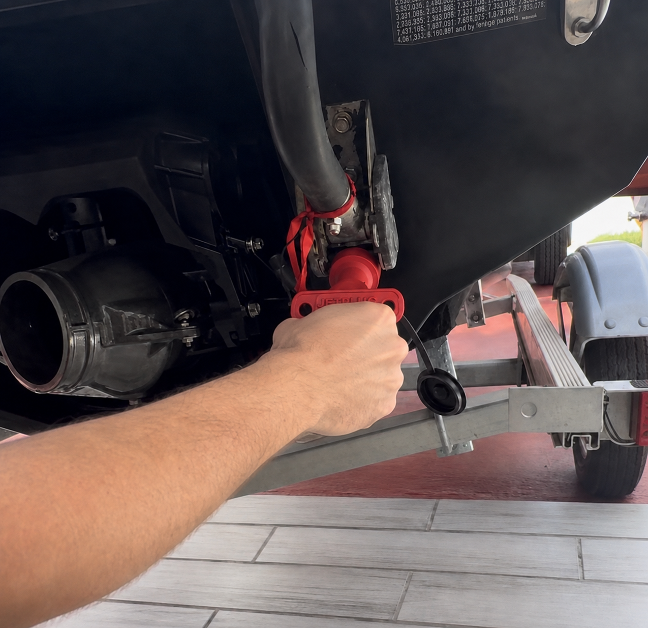 Piloto abriendo con Jetplug Base el tapón trasero sujeto por su tira plástica